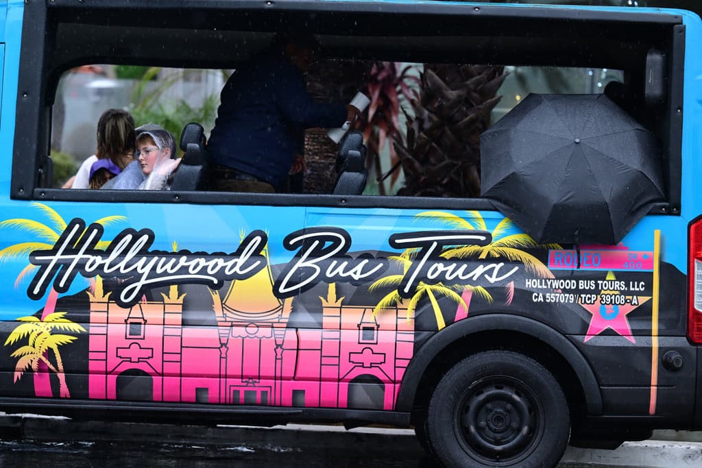 <b><a href="https://www.univision.com/local/los-angeles-kmex/tormenta-invernal-amenaza-al-sur-de-california-que-debe-tener-tu-kit-de-emergencia-video" target="_blank">La lluvia</a></b> incluso complicó los
<b>recorridos que se ofrecen a turistas en Los Ángeles </b>por lugares icónicos de la industria del cine o por las mansiones que pertenecen a algunos famosos.