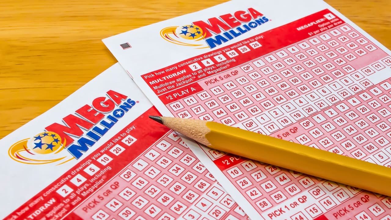 <b>La oportunidad de convertirse en millonario será más costosa para <a href="https://www.univision.com/temas/mega-millions" target="_blank">los jugadores de Mega Millions</a></b>. A partir de abril de 2025,
<b> el precio de los boletos se duplicará, pasando de $2 a $5 por jugada</b>. Esta subida fue anunciada en octubre de 2024, siendo solo
<b>la segunda vez en la historia de Mega Millions que se ajusta el precio</b>, luego de un aumento en 2017.