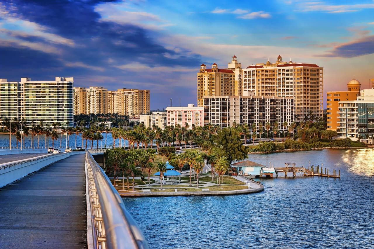 <h3 class="cms-H3-H3">22. Sarasota</h3>
<br>
<br>Sarasota está aproximadamente a una hora al sur de Tampa y es una ciudad popular para turistas, jubilados y familias. Sus 35 millas de playas de arena blanca a lo largo del Golfo de México suman a su atractivo.
<br>
<br>🏡
<b> Estado:</b> Florida
<br>
<br>🏡
<b> Condado: </b>Sarasota
<br>
<br>🏡
<b>Población:</b> 56,115
