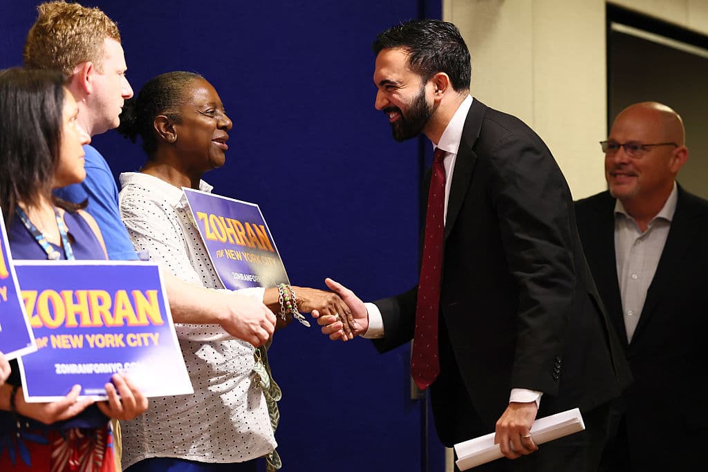 Por su parte, el sindicato UFT, que representa a más de 200,000 profesionales de la educación pública, oficializó su apoyo ayer. Michael Mulgrew, presidente del sindicato, enfatizó la necesidad de "hacer que los empleos para educadores sean más atractivos con mejores pagos y beneficios para que no se vayan de sus puestos".