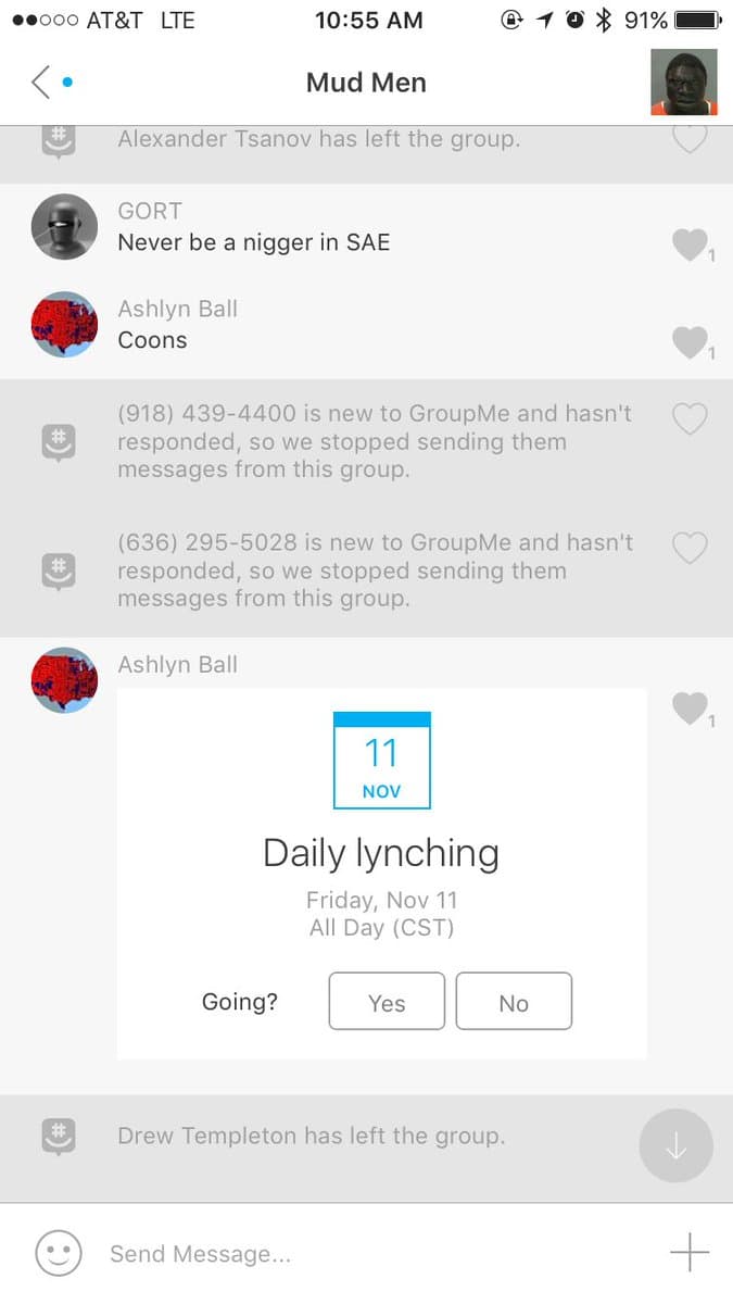 Autoridades universitarias suspendieron el 11 de noviembre a un estudiante de la Universidad de Oklahoma por enviar amenazas racistas a estudiantes de la Universidad de Pennsylvania. Según la universidad, estudiantes negros de primer año recibieron mensajes a través de la aplicación de mensajería
<a href="https://groupme.com/en-US/">GroupMe,</a> donde
<b>se les agregó a un grupo llamado 'N*gger Lynching' ('Linchando negros')</b>.
<a href="http://www.cbsnews.com/news/university-of-pennsylvania-investigates-after-racist-cyberattack-on-campus/">Reportado por CBS News</a>.
