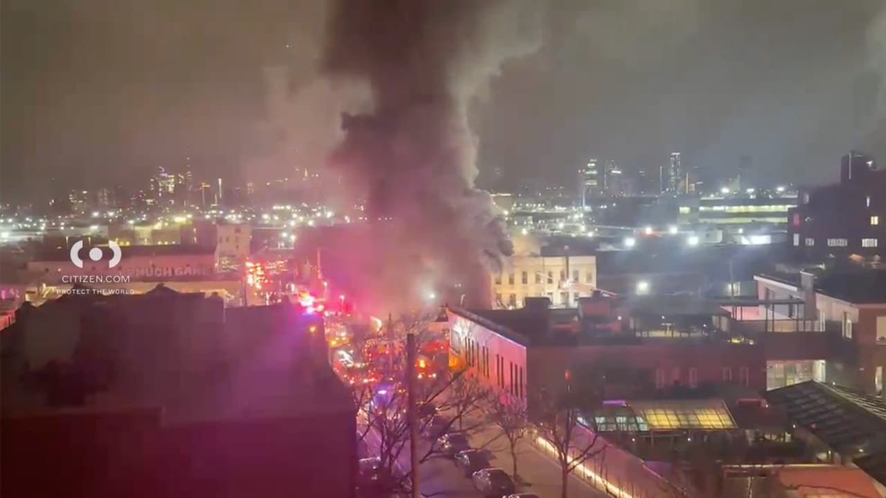 Incendio masivo en Queens deja varios heridos y decenas de desplazados