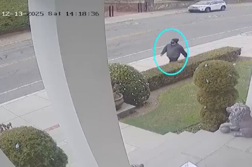 Esta imagen, extraída de un video proporcionado por el FBI, muestra a una persona de interés en la investigación del tiroteo que tuvo lugar en la Universidad de Brown, en Providence, Rhode Island, el sábado 13 de diciembre de 2025.