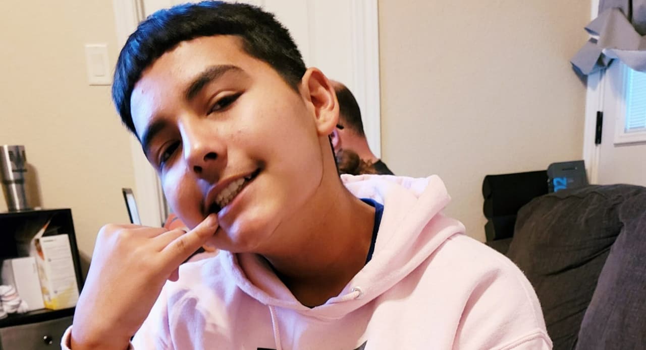 La mujer indicó que su hijo tenía excelentes calificaciones y de un momento a otro, todo comenzó a cambiar. Por tal razón, ahora su madre busca alertar a otras familias.