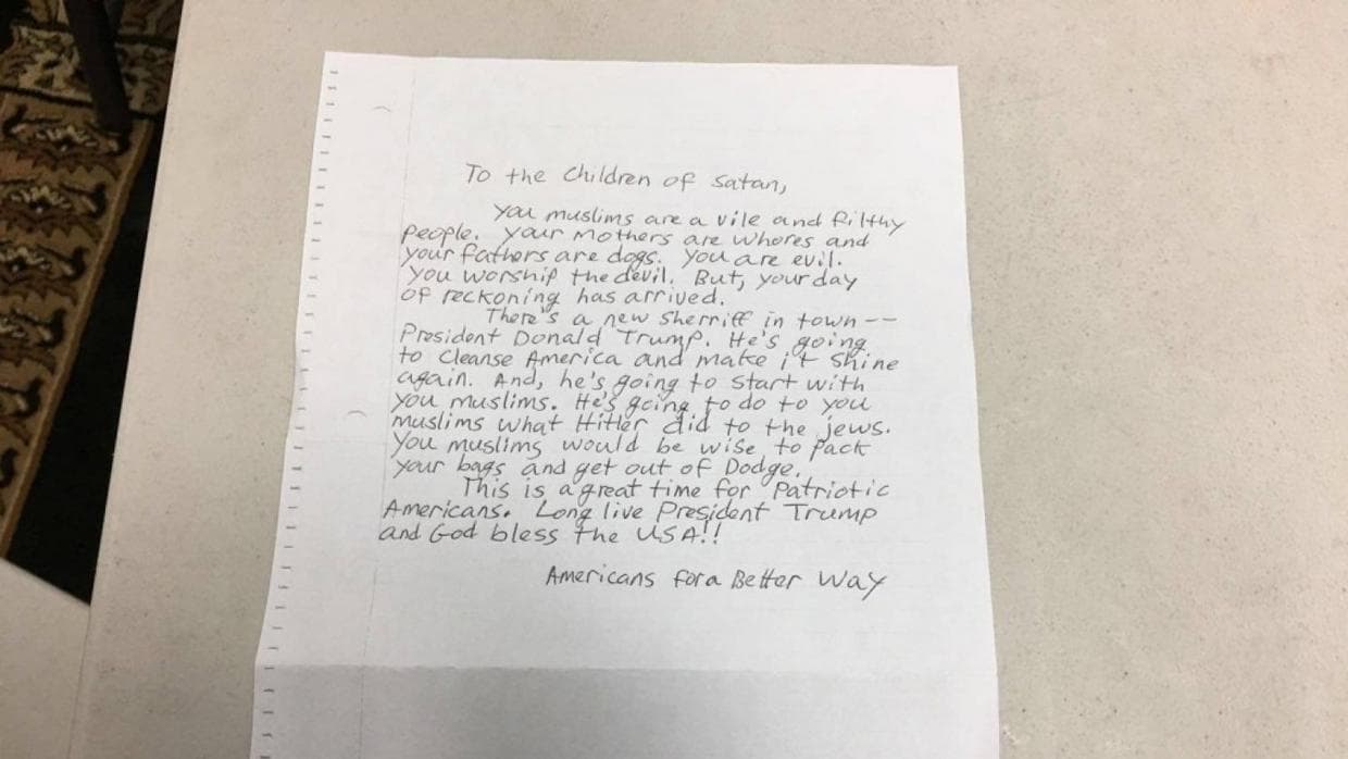 Al menos 10 mezquitas recibieron cartas anónimas de la misma persona amenazando con que el presidente electo
<b>Donald Trump le hará a los musulmanes lo mismo que Adolf Hitler le hizo a los judíos</b>. La carta, que se refiere a los musulmanes como los "hijos de Satán" y se refiere a Trump como "el nuevo sheriff en la ciudad" que "limpiará a América y hará que brille de nuevo", llegó a centros islámicos en San José, Long Beach, y Pomona en California y, más recientemente, en Savannah, Georgia. El incidente ha sido denunciado por la asociación de defensa de los derechos de los musulmanes Council on American-Islamic Relations (CAIR). Reportado por
<a href="https://www.washingtonpost.com/news/acts-of-faith/wp/2016/11/27/trump-will-do-to-you-muslims-what-hitler-did-to-the-jews-mosques-get-threatening-letters/">The Washington Post</a> y
<a href="https://www.cair.com/press-center/press-releases/13915-cair-ga-to-respond-to-pro-trump-hate-letter-sent-to-savannah-mosque-with-interfaith-outreach.html">CAIR el 28 de noviembre</a>.