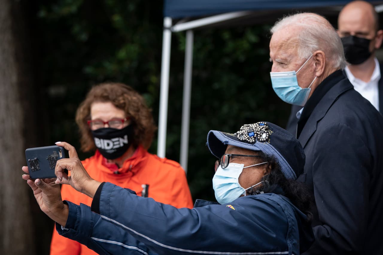 Los votantes tampoco pueden usar sus teléfonos u otros dispositivos de comunicación inalámbrica dentro de los 100 pies de las mesas de votación, incluidos:
<br>Tabletas
<br>Computadoras portatiles
<br>Grabadoras de sonido
<br>Cualquier dispositivo que pueda comunicarse de forma inalámbrica