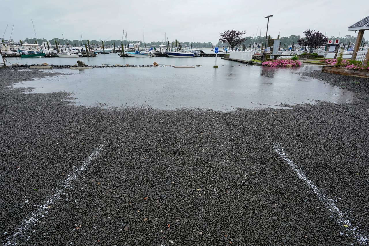 El agua empieza a tomar a cubrir una parte del estacionamiento de una marina en Branford, Connecticut.