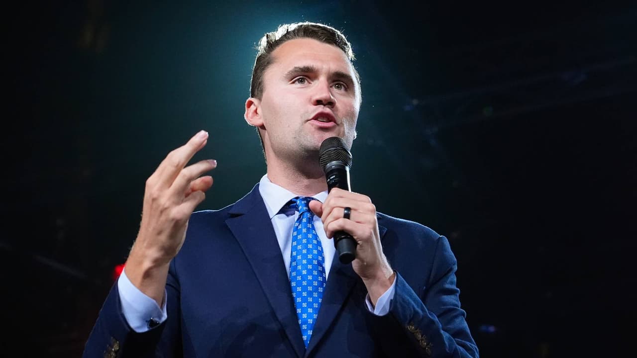 Avanza en el Senado el proyecto de ley para renombrar Charlie Kirk el Loop 202