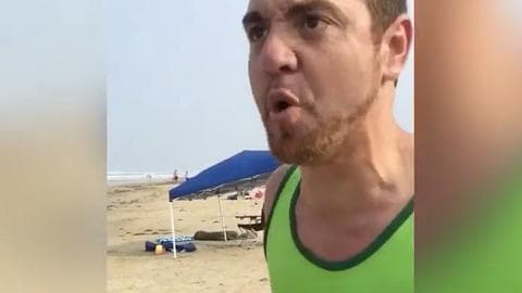 En el video del incidente, que tuvo lugar en una playa pública cercana el hotel South Padre Pearl, Texas, se muestra cómo el agresor le grita a un hombre:
<b>"jodido musulmán"</b>. También se ve cómo se agarra repetidamente los genitales y se le oye decir: "ISIS no significa nada para mí",
<b>"Donald Trump te parará"</b> y "Mi país es el más grande del maldito mundo".
<br>