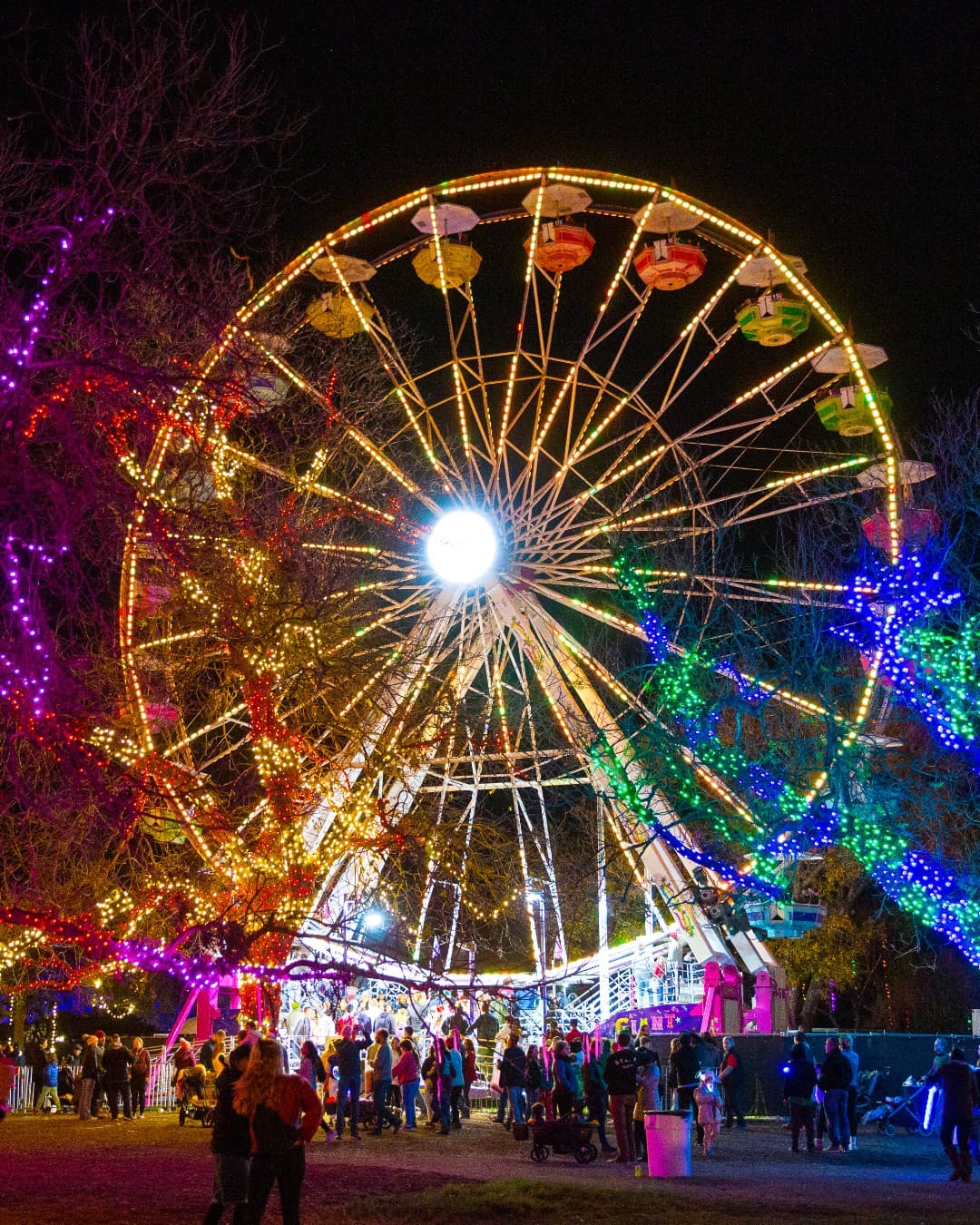 Existen varios tipos de pases.
<br>
<br>
<b>La admisión general puede costar hasta 8 dólares y los niños menores de 11 años entran gratis con un adulto que cobre ticket. </b>
<br>
<br>También está el Platinum Passes, que puede ir de los 95 a los 435 dólares, dependiendo el tamaño del grupo, e incluye valet parking, una bebida, un ticket para la rueda de la fortuna, entre otras amenidades.
<br>
<br>Si quieres saber más de los distintos tipos de pases
<a href="https://austintrailoflights.org/ticket-types" target="_blank">da click aquí</a>. El pase para estacionamiento cuesta $25 dólares.