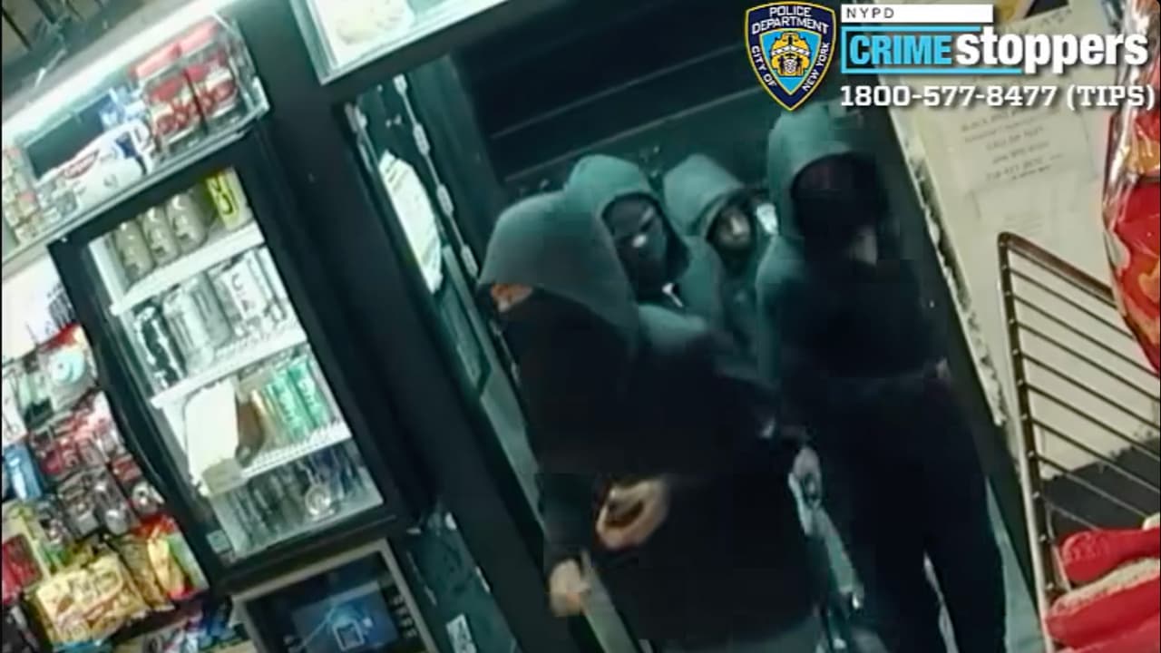 Buscan a cuatro sospechosos por robo de auto a punta de pistola en East Village