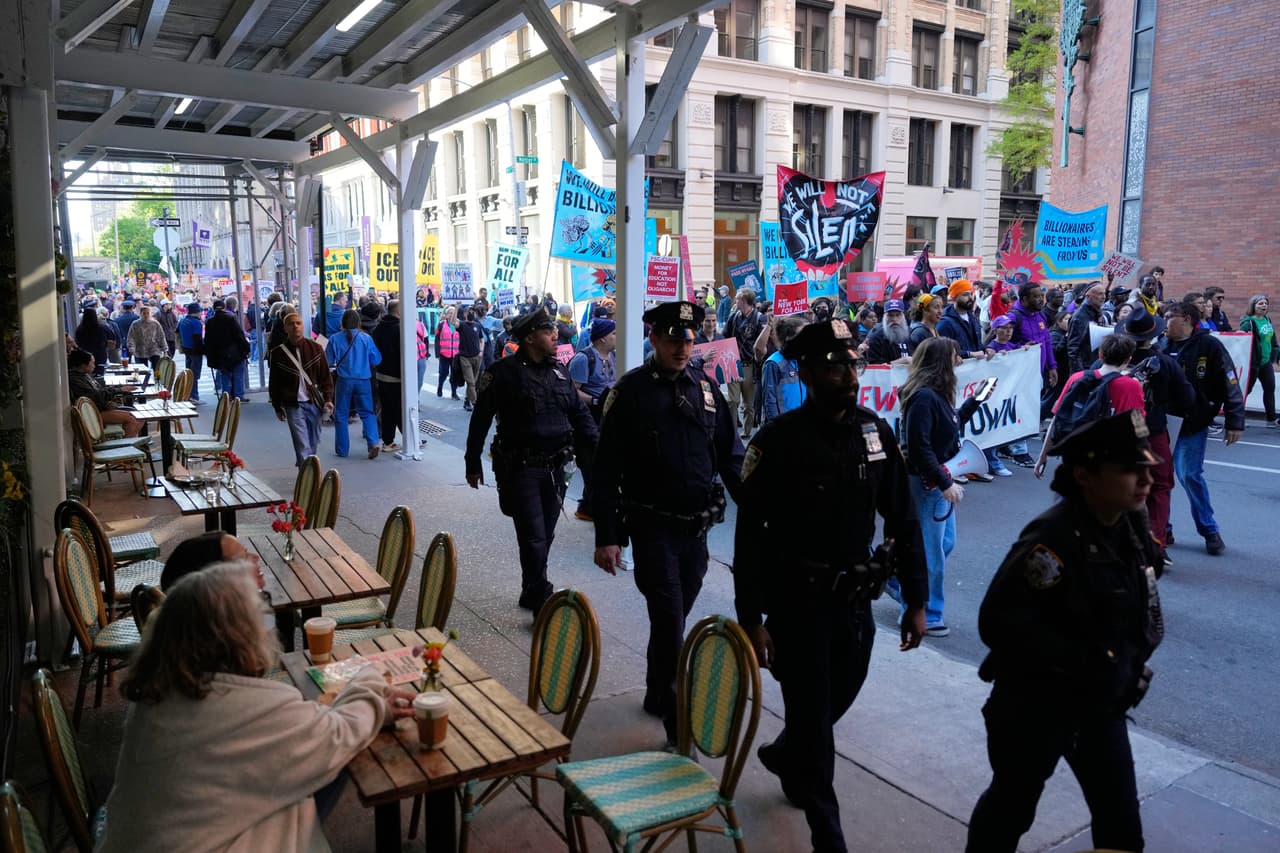 Manifestantes le lanzan botes de basura al ICE tras arresto en Nueva York