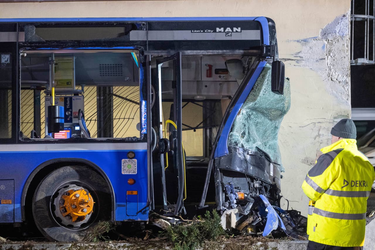 Accidente de minibús deja 15 fallecidos en Afganistán: Cifra de víctimas aumenta por falta de seguridad en carreteras