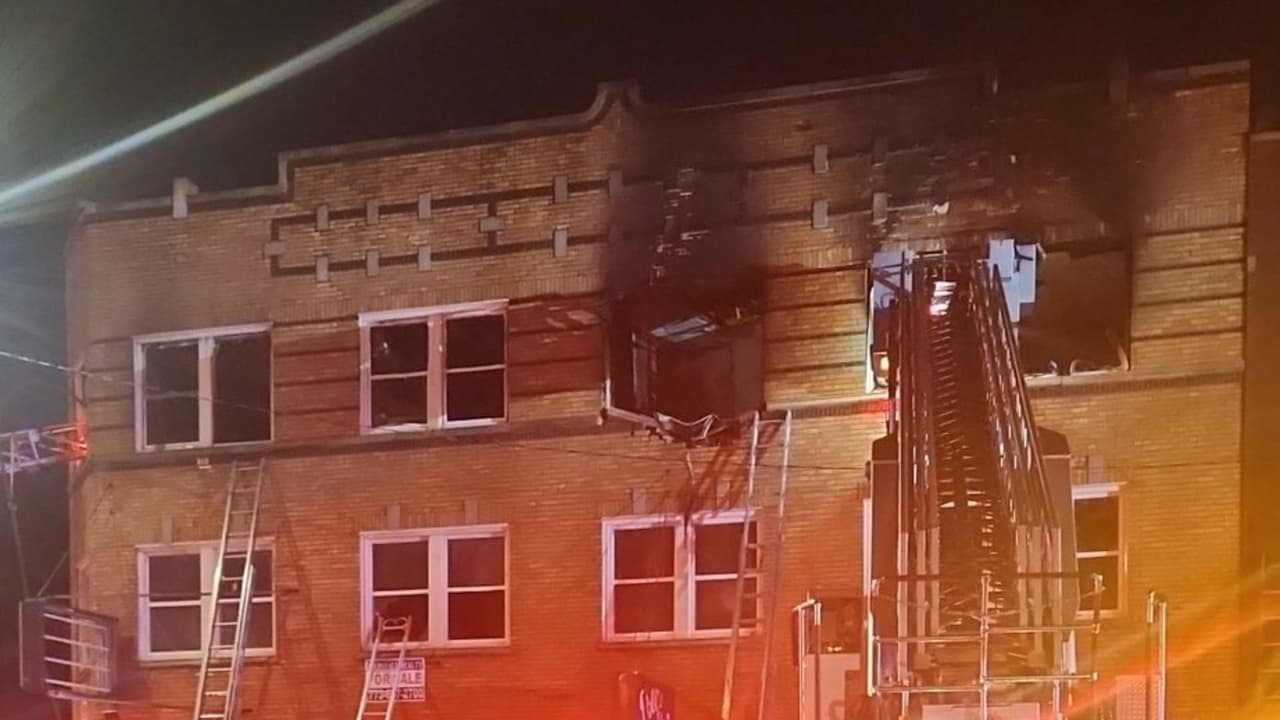 Incendio en edificio de apartamentos provoca tres muertes en Austin, al oeste de Chicago