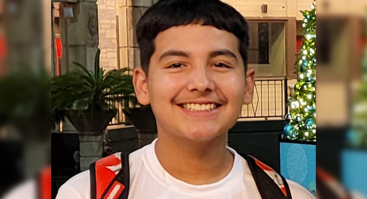 Noah Rodríguez, de 15 años, murió también este verano. Su madre dejó a su hijo en casa de un amigo sin imaginar que a las pocas horas recibiría una llamada indicándole que el menor estaba sufriendo una sobredosis tras
<a href="https://www.univision.com/local/austin-kakw/cuarto-estudiante-muerto-sobredosis-fentanilo-distrito-hays-cisd" target="_blank">ingerir una píldora con fentanilo.</a>