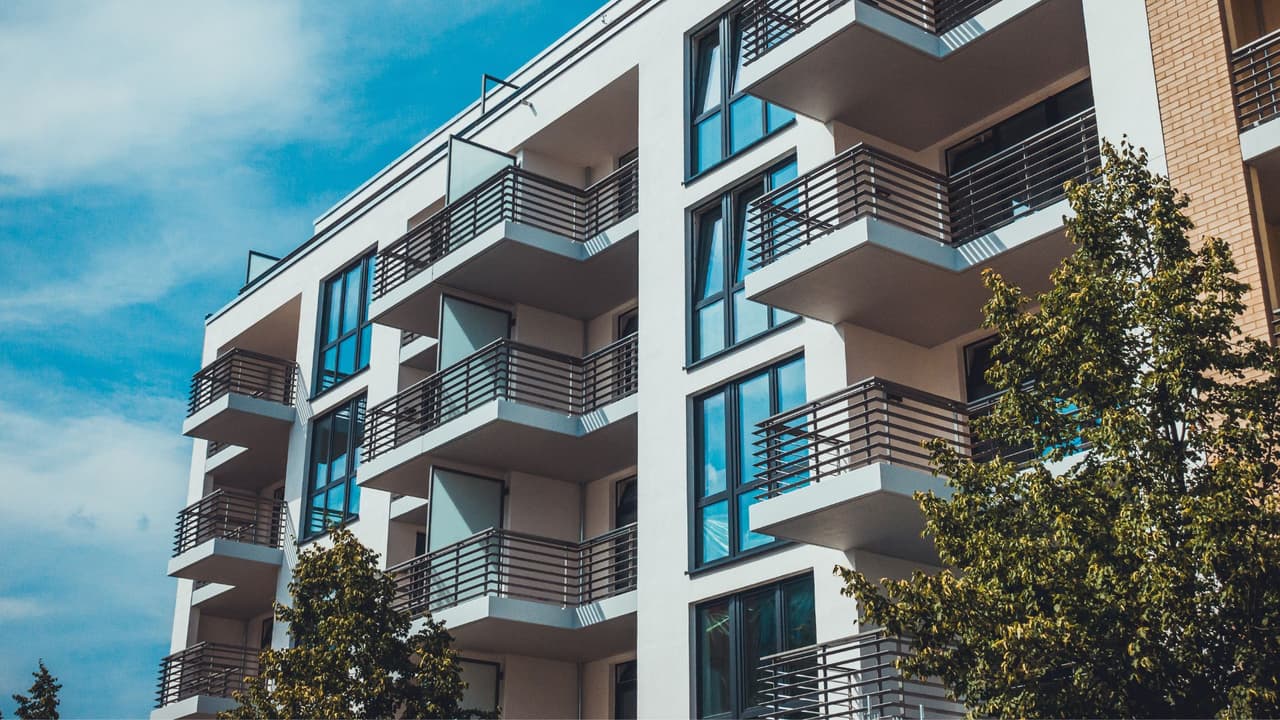 <b>Las leyes SB 38 y SB 1333 no son solo textos legales</b>, representan cambios que buscan dar más certeza a miles de familias en Texas.
<br>
<b>Para los propietarios</b>, significan recuperar su patrimonio con mayor rapidez.
<br>
<b>Para los inquilinos</b>, implican la necesidad de estar informados, organizados y conscientes de sus derechos.
<br>
<b>💡 En términos simples: </b>conocer estas leyes es proteger tu hogar, sea el que rentas o el que te costó tantos años de trabajo comprar.