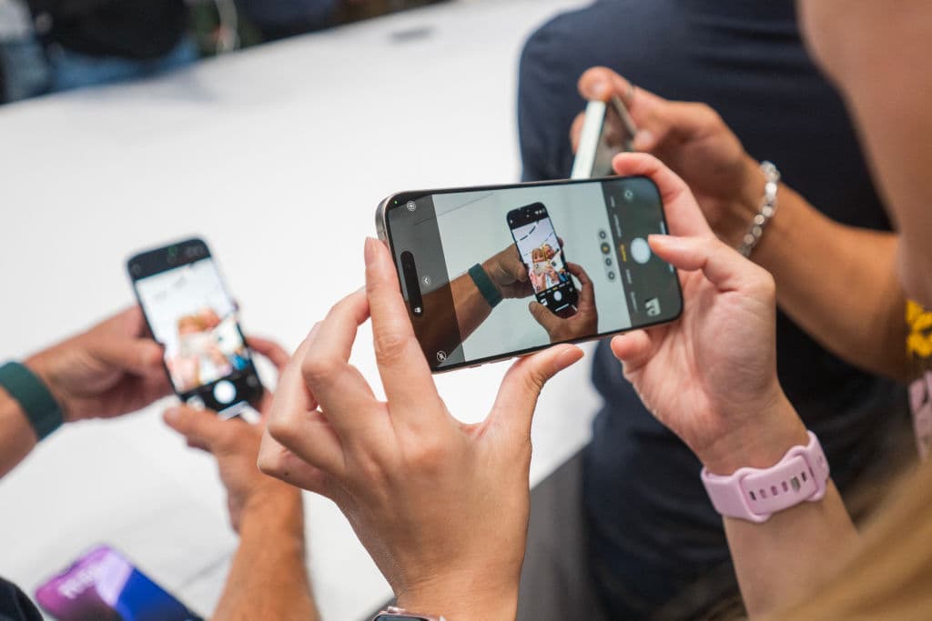 <h2 class="cms-H2-H2">I<b>nteligencia artificial para contenidos sexuales </b></h2>
<br>
<b>SB 926</b>
<br>
<br>Hace ilegal que las personas de 18 años o más realicen y distribuyan imágenes de IA sexualmente explícitas o contenido similar que cause daño a la persona en la que se basan.
<br>