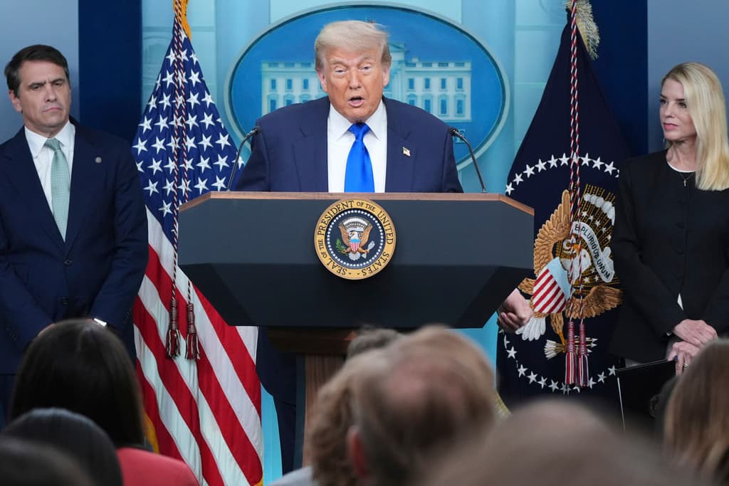 Criminales convictos quieren que Trump los indulte; expertos lo ven como un "abuso grotesco" de su autoridad