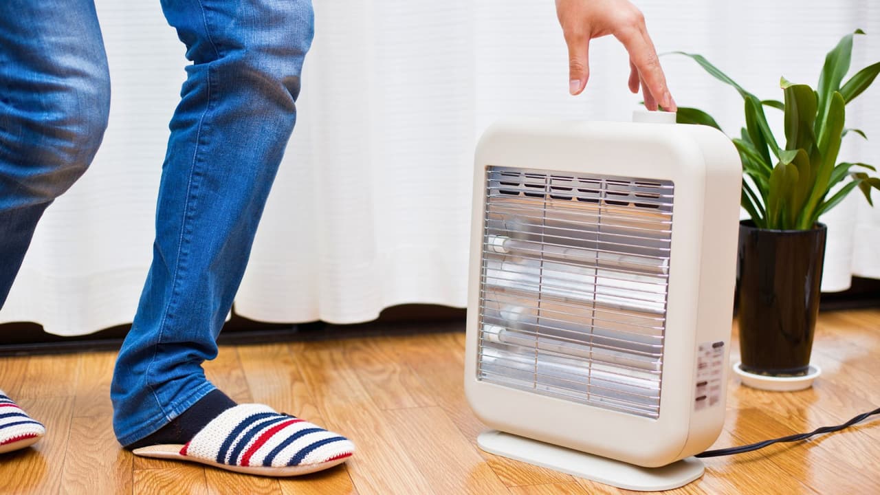 <h3 class="cms-H3-H3">Evita el peligro de los incendios 🔥🧯</h3>
<br>Si usas calefactores eléctricos o chimeneas, ten mucho cuidado con los riesgos de incendio. Mantén estos dispositivos lejos de materiales inflamables y no dejes nunca un calefactor encendido sin supervisión. Además, asegúrate de que los detectores de humo y monóxido de carbono estén funcionando correctamente para prevenir accidentes.