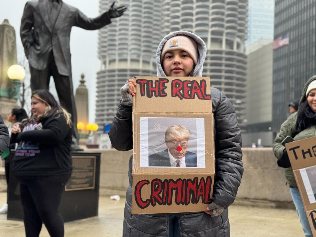 Autoridades de Chicago no han precisado un número exacto de cuántos migrantes han sido detenidos por ICE, desde
<a href="https://www.univision.com/local/chicago-wgbo/ice-fbi-operaciones-deportacion-chicago-criminales-indocumentados">que los operativos iniciaron el domingo 26 de enero</a>, pero en rueda de prensa aseguraron que "han sido más de 100".