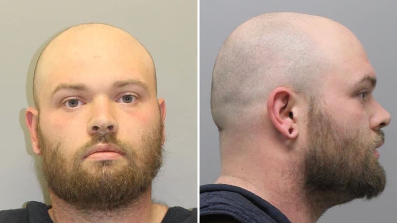 Tanner Lynn Horner enfrenta dos cargos por asesinato capital y secuestro agravado por el caso de Athea.
<a href="https://www.univision.com/local/dallas-kuvn/athena-strand-nina-asesinato-secuestro-mama-maitlyn-presley-gandy-fotos">La mamá de Athena también dirigió unas palabras al sospechoso</a>: “No quiero que el bastardo que me quitó a mi bebé y la asesinó brutalmente vaya a cualquier ciudad, pueblo, condado, estado o país sin que todos conozcan su rostro”.