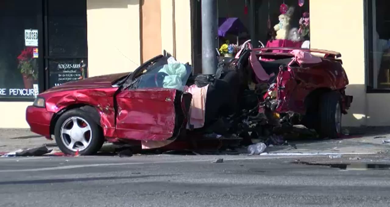 <b>Marzo:</b> El conductor
<b><a href="http://www.univision.com/los-angeles/kmex/noticias/accidente-de-trafico/muertos-en-un-accidente-que-partio-en-dos-un-auto-en-el-sur-de-california">Reynaldo Chilel-Ramírez, de 23 años, y su copiloto, Adelso Chilel-López, de 17</a></b>, perdieron la vida cuando su vehículo se estrelló con una camioneta Kia en la intersección de la avenida Lake con la calle East Villa en la ciudad de Pasadena. La policía indicó que el exceso de velocidad fue en factor en el accidente que dejó un Mustang destrozado y casi separado en dos.