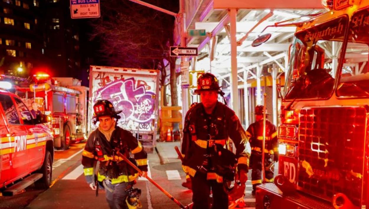 Le prenden fuego a un hombre en Times Square y ahora la policía busca al que lo quería muerto