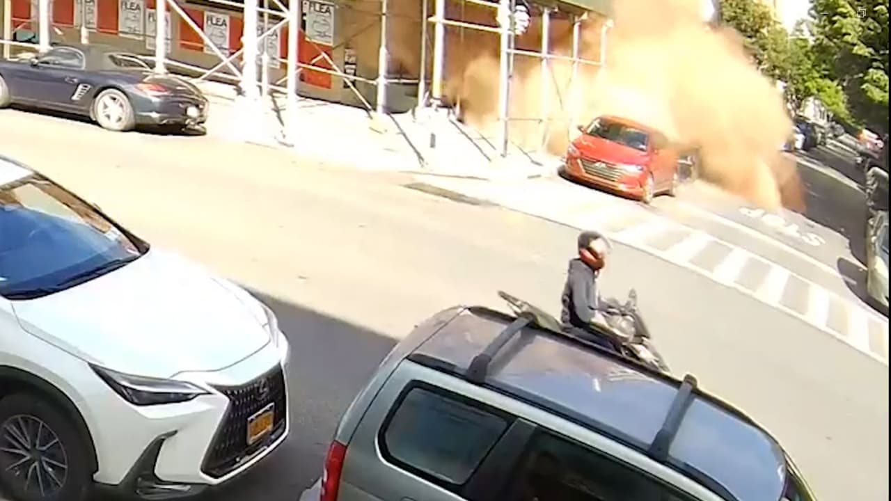 Techo de edificio colapsa en calles de Brooklyn y causa alarma entre vecinos