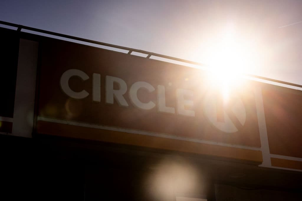 Conductor choca en gasolinería de Circle K y muere tras bajar del auto en St. Petersburg: ¿qué le pasó?