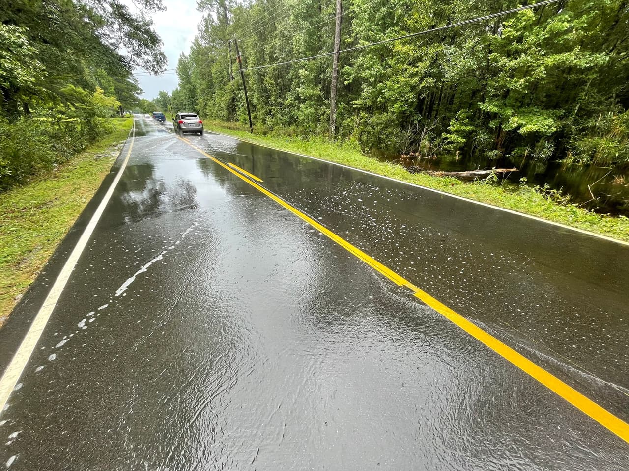 A pesar de las advertencias, siempre hay quienes tienen que asumir el riesgo, pero en estos casos se conoce que el asfalto resbala como jabón.