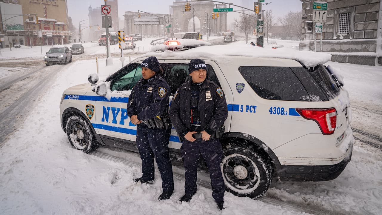 Agentes del NYPD heridos tras ataque con bolas de nieve en Washington Square Park