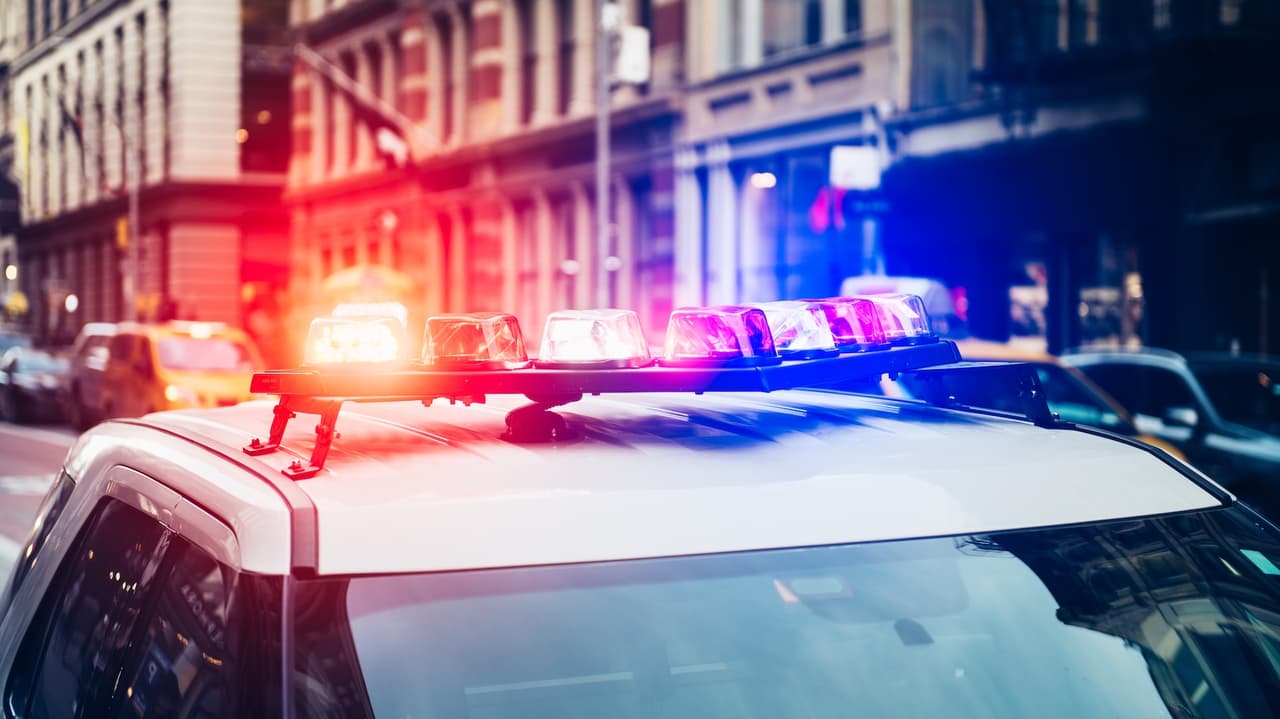 Hallan bebé muerto dentro de una maleta en Brooklyn; arrestan a mujer de 25 años