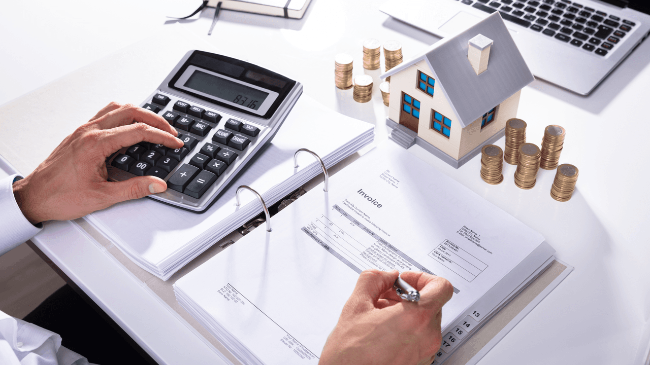 <h2 class="cms-H2-H2"><b>Aquí te explicamos cuánto dinero puedes ahorrar</b></h2>
<br>Los costos promedio de las casas varían en distintas partes de Texas, pero hay dos ejemplos de dos lugares diferentes: una casa promedio en todo Texas es de alrededor de $350,000.
<b>“Es ahorro anual de aproximadamente de $1,450”</b>, dijo el asesor financiero Víctor Almendariz, a
<i>Univision Dallas</i>.
<b>Pero esto todavía no refleja la cantidad con el ahorro por homestead exemption.</b>