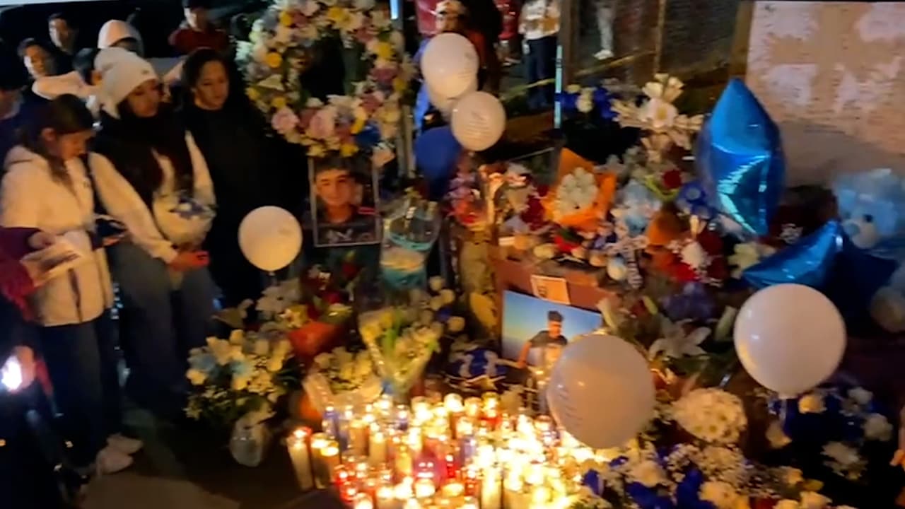 Este lunes por la noche se realizó una vigilia en memoria de Edwin Martínez, joven que
<b><a href="https://www.univision.com/local/nueva-york-wxtv/menor-hispano-muere-accidente-newark-madre-pide-justicia-edwin-martinez" target="_blank">murió el domingo en un accidente de auto</a></b>.