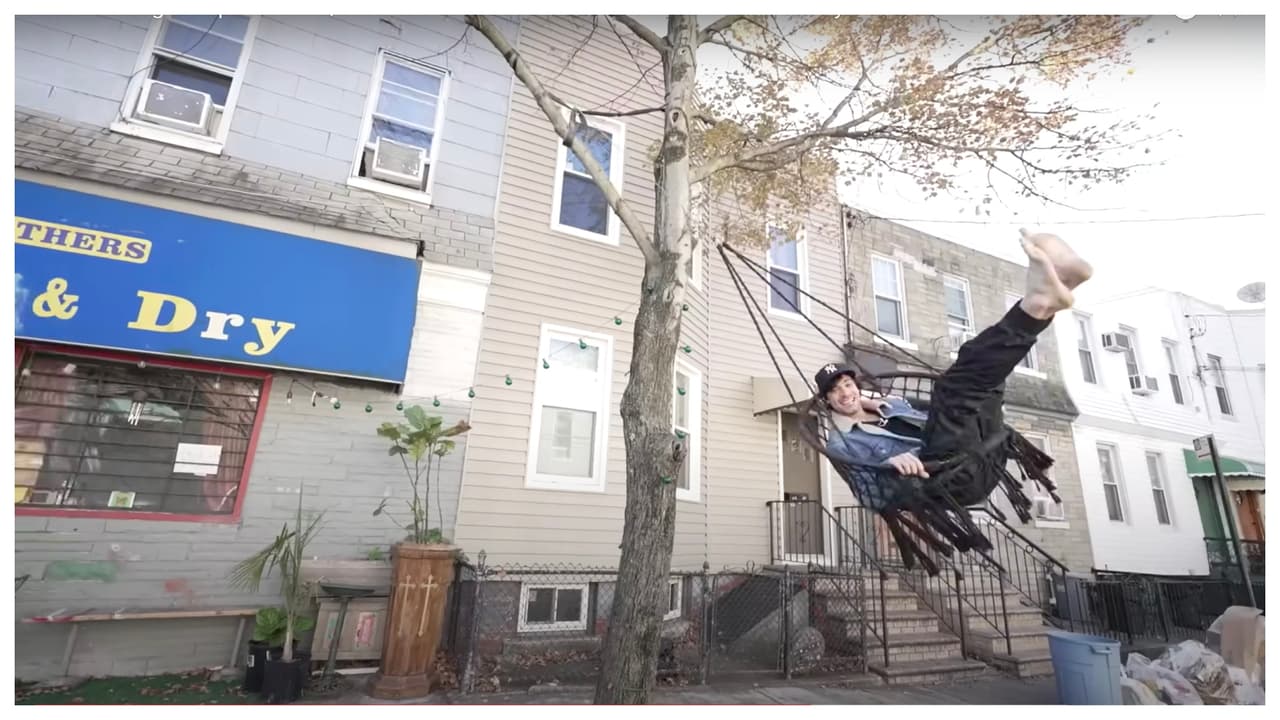 También, en la acera, frente a la lavandería en la que vive,
<b>incorporó un columpio, y una mesa y dos sillas,</b> para quien pase por ahí, converse, o se divierta. Dice que le gusta fomentar un ambiente comunitario en su vecindario.
<br>