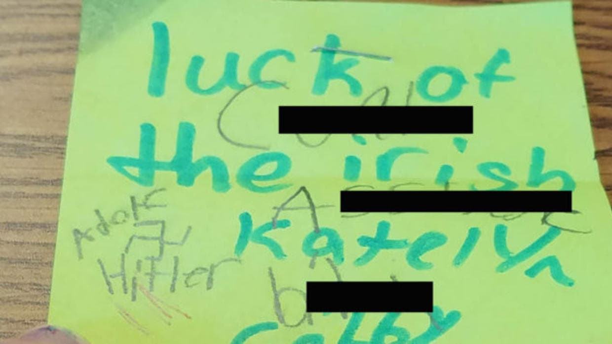 Una niña judía encontró en su escritorio un mensaje que decía:
<b>"suerte por los irlandeses"</b>, acompañada de una
<b>esvástica y el nombre de Adolf Hitler</b>. Sucedió en la Escuela Intermedia Joseph A. Edgar, en Rocky Point (Nueva York), el 28 de abril.