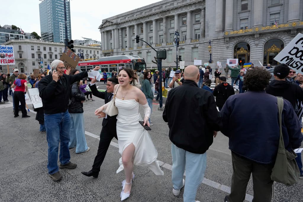 Hispanas celebran su boda en protesta contra Donald Trump y Elon Musk en San Francisco