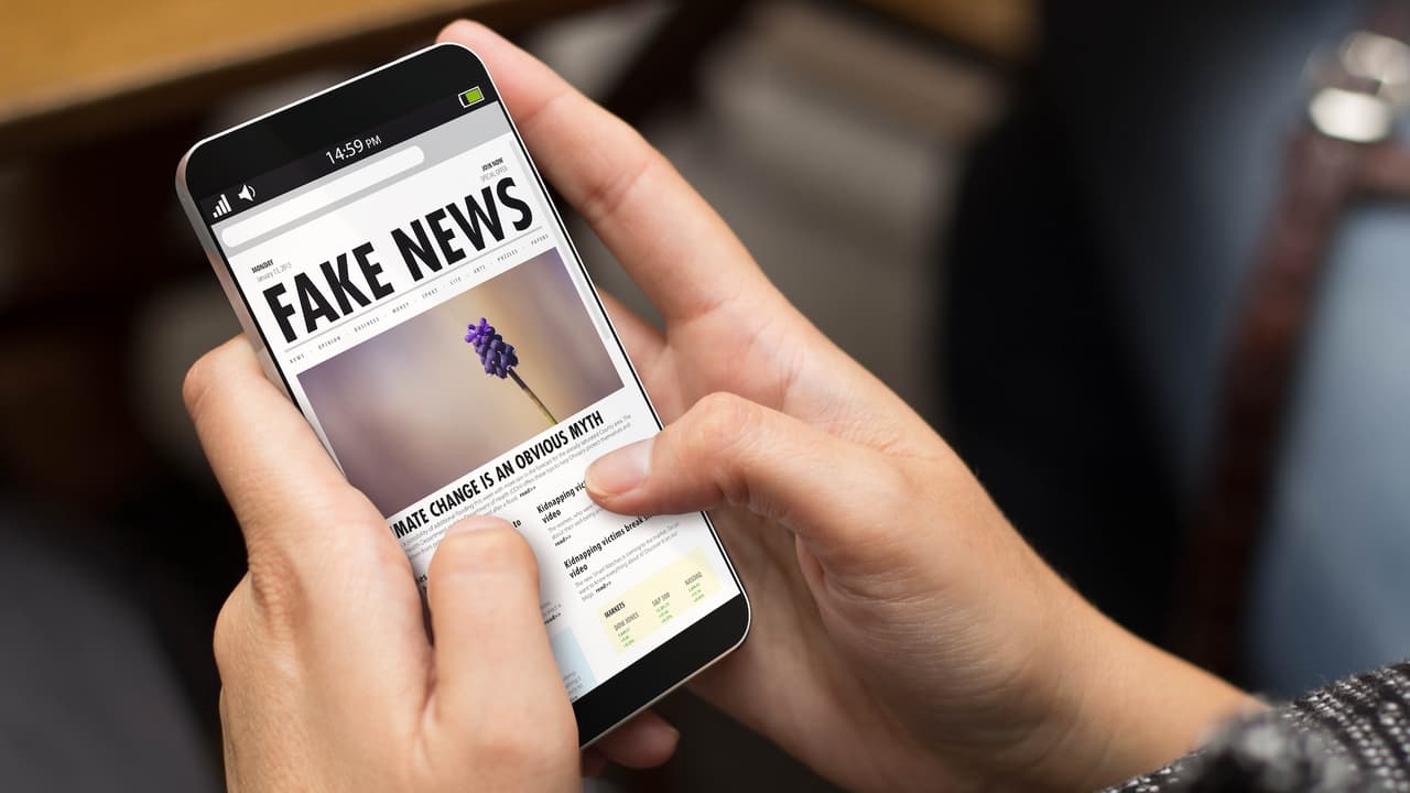 Cómo identificar información falsa: guía para no caer en rumores sobre temas de inmigración en EEUU