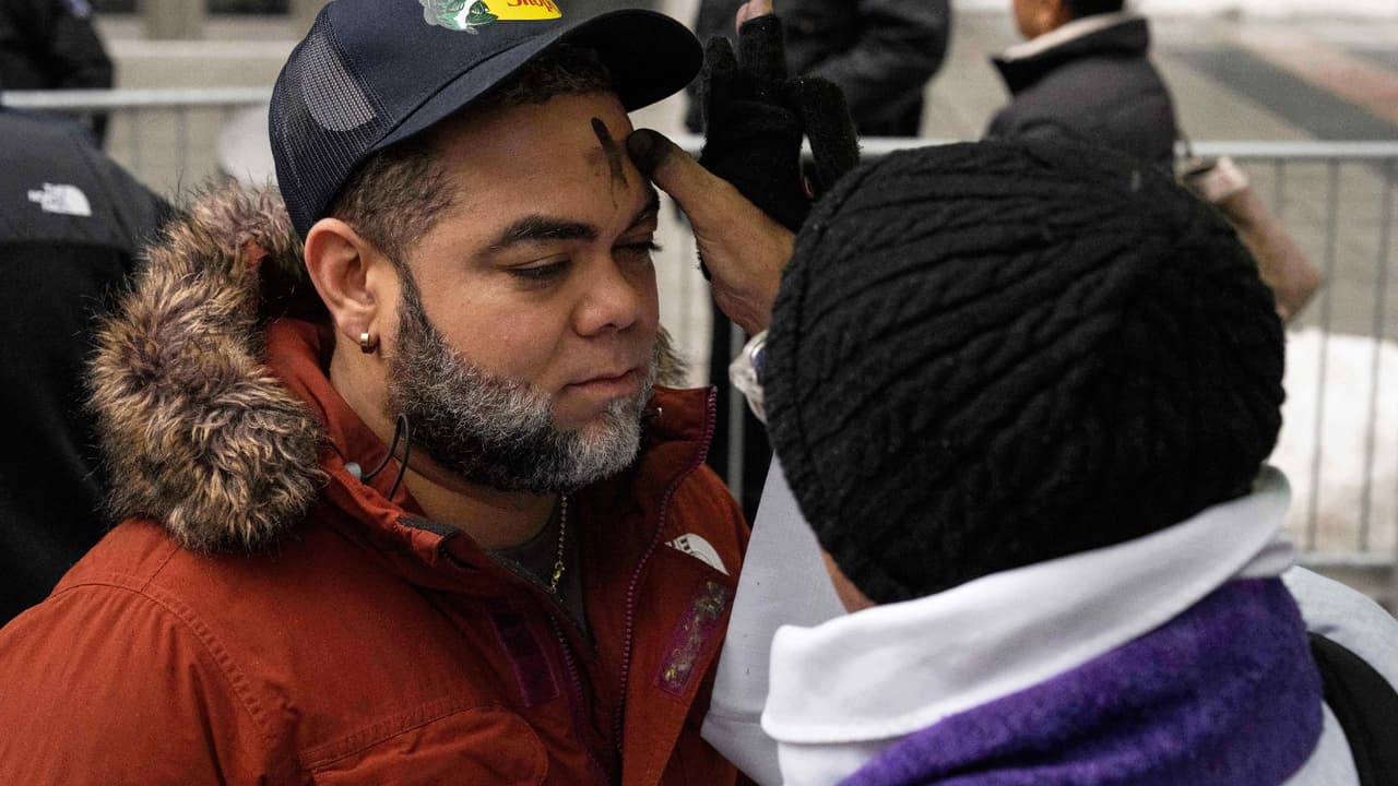 Sacerdotes colocan cruz de ceniza afuera de instalaciones de ICE en NYC