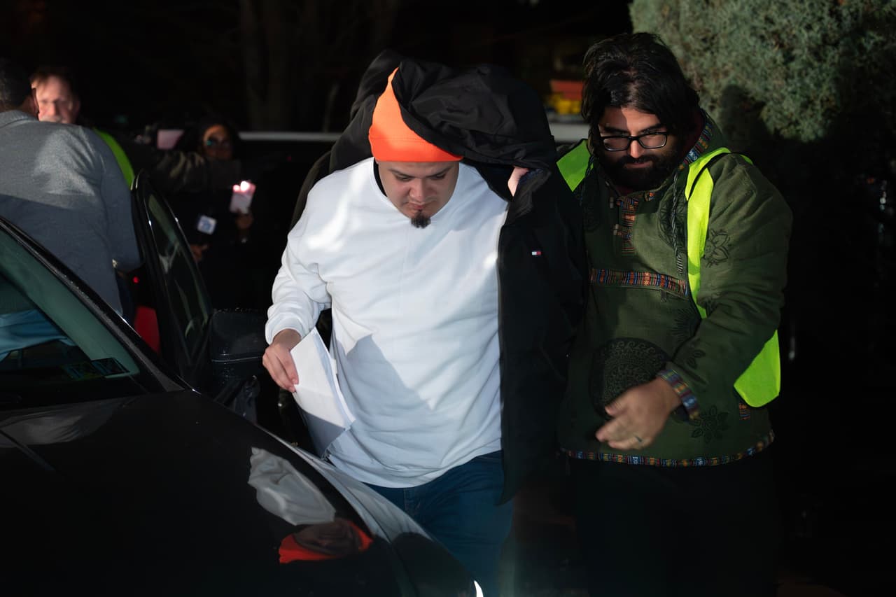 Su caso fue derivado de una detención de tráfico ocurrida en 2019, cuando se le acusó de tráfico de personas, pero los cargos se desecharon al no haber pruebas. A raíz de eso un juez le concedió un amparo para no ser deportado a El Salvador, debido a que su vida corría peligro si volvía, pues huyó de las pandillas que los asolaban.