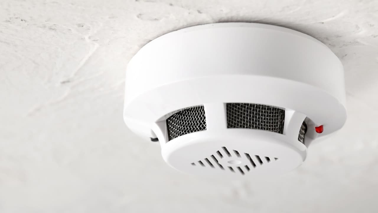 <h3 class="cms-H3-H3">Por qué no es solo un detector de humo</h3> Muchos apartamentos cuentan con detectores combinados que
<b> alertan tanto de humo como de monóxido de carbono</b>, un gas tóxico que no tiene olor ni color.
<br>Al quitar la batería o desconectarlo,
<b>el inquilino desactiva ambas protecciones al mismo tiempo. </b>
<br>👉🏻 Desde la ley,
<b>no hay diferencia entre desactivar uno u otro. </b>
<br>El riesgo es real y la responsabilidad también.