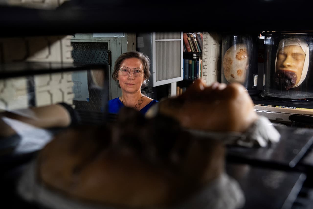 El museo fue creado en 1863 a partir de la colección personal del cirujano Thomas Mütter con fines pedagógicos. Hoy la institución conserva miles de piezas, incluidas 6,000 biológicas y rarezas médicas, que atraen a miles de curiosos.
<br>
<br>Erin McLeary, directora senior de colecciones e investigación del Museo Mütter, posa para un retrato en los archivos del museo.
<br>
<br>
<br>