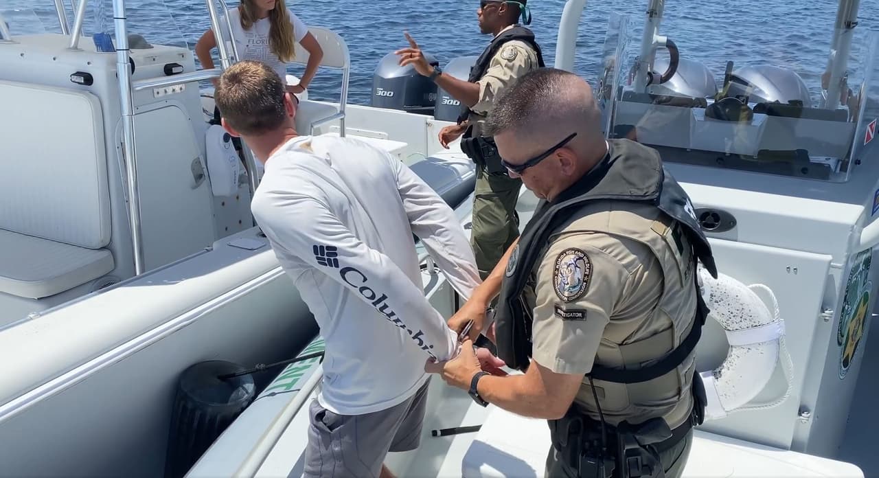 Recuerde no abandonar la escena si tiene un accidente y llamar a las autoridades si está involucrado en una colisión en el mar.
