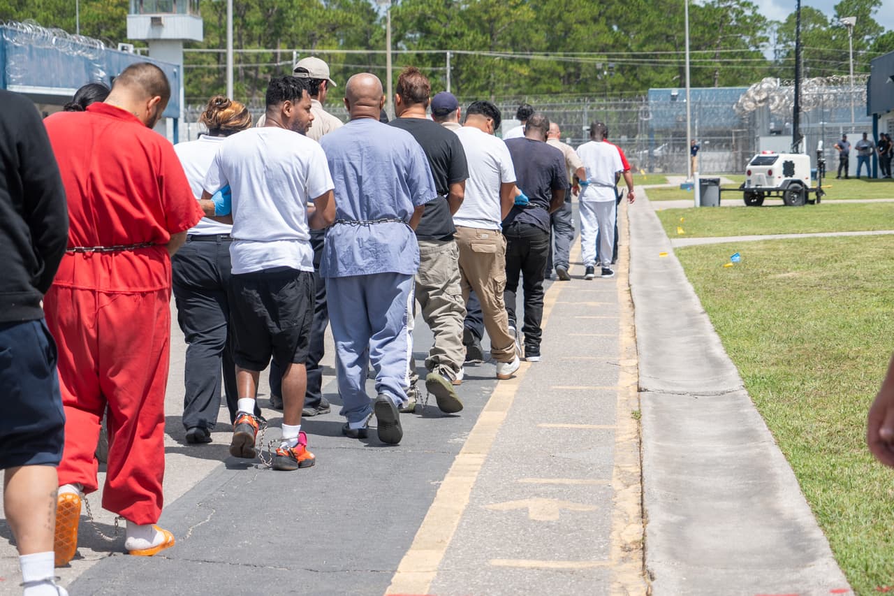 De acuerdo con las autoridades de Florida, los primeros 117 detenidos llegaron este martes, coincidiendo con la orden de una corte de apelaciones que
<a href="https://www.univision.com/local/miami-wltv/alligator-alcatraz-caimanes-oncena-corte-apelaciones-florida" target="_blank">permite que Alcatraz de los Camines, la cárcel de migrantes en medio de los Everglades, continúe abierta</a>.