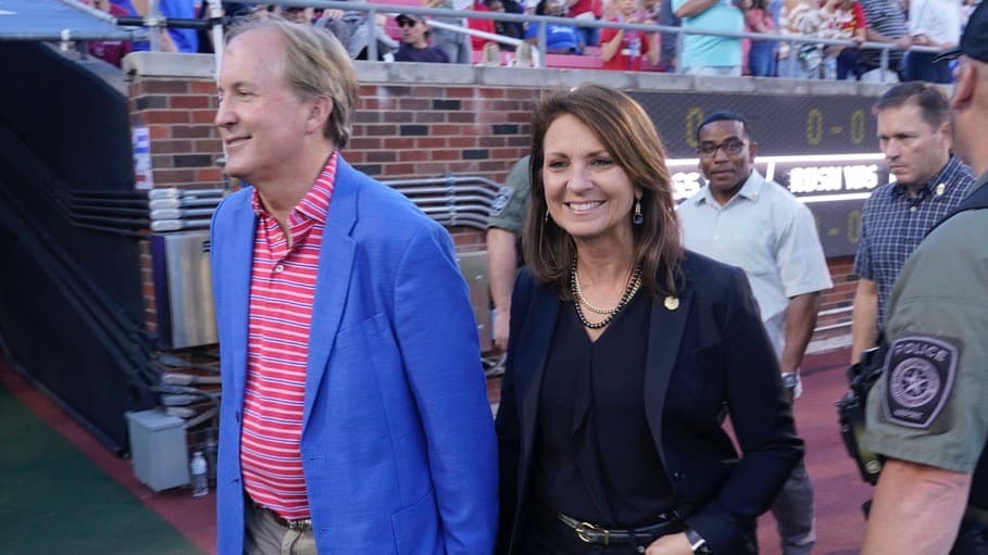 La esposa del fiscal general de Texas, Ken Paxton, le pide el divorcio por "razones bíblicas": alega desde adulterio hasta falta de "convivencia marital"