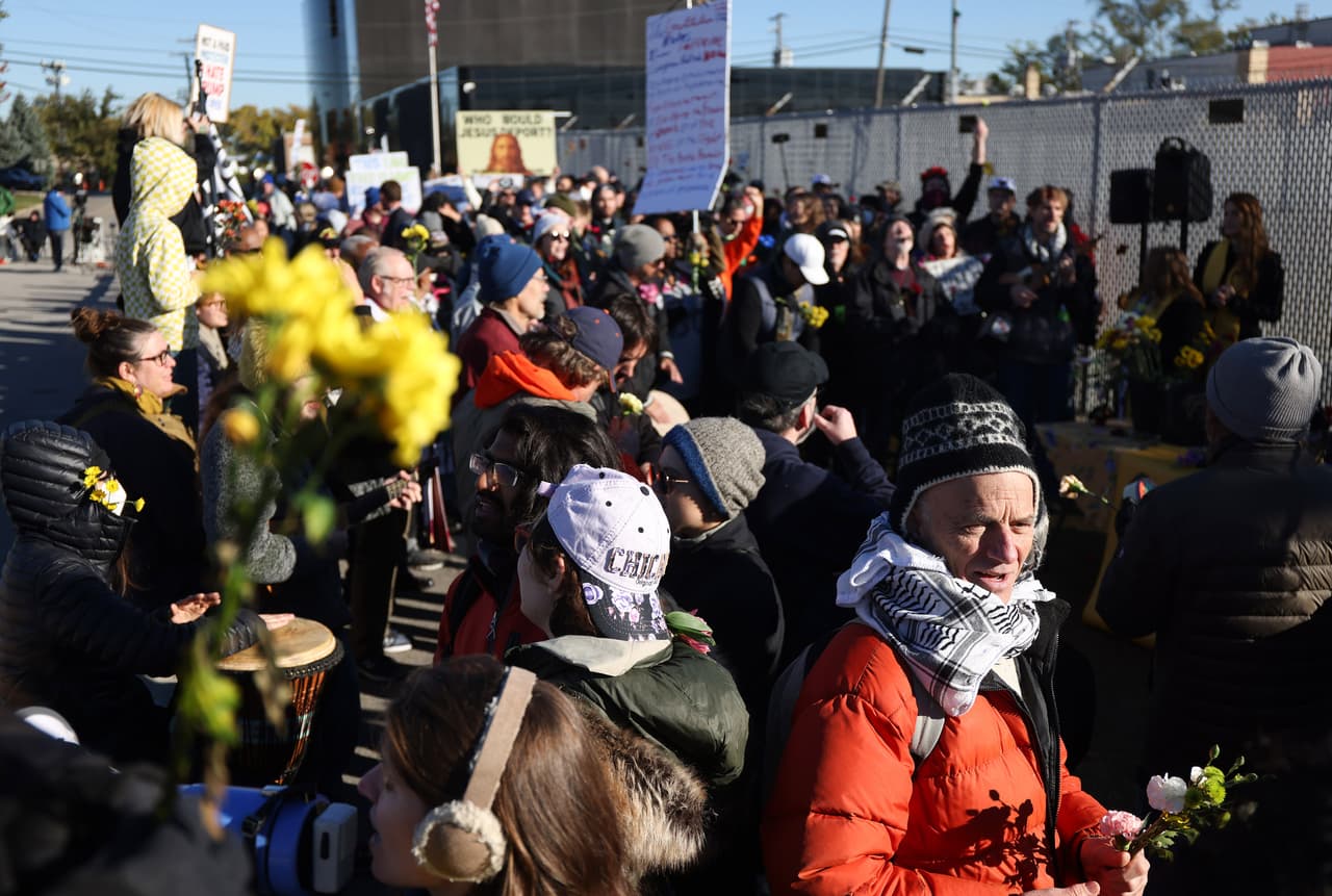 El pasado 24 de octubre, manifestantes y miembros de la Iglesia Unitaria realizaron una jornada de oración y entrega de flores como acto simbólico de solidaridad.
<br>
<br>Entre ellos estuvo
<b>Dan Bailey</b>, identificado por su chaqueta naranja.
<br>
<br>