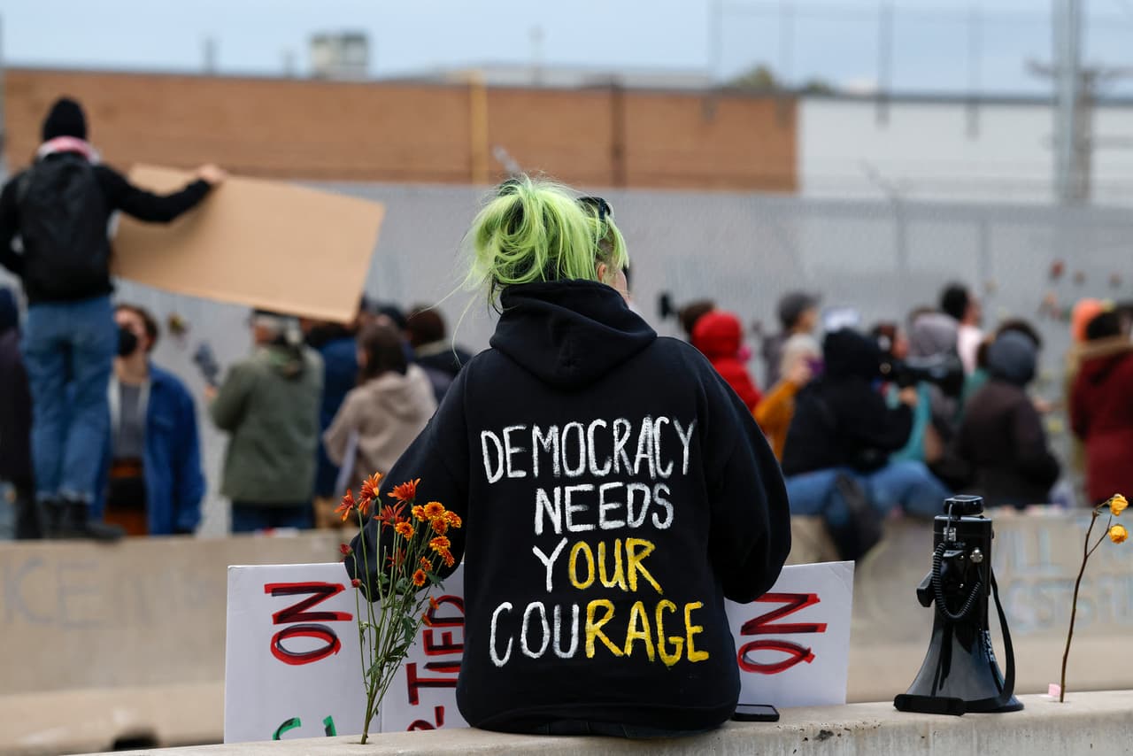 Además de los operativos en Little Village e Irving Park, vecinos reportaron la presencia de agentes federales en
<b>Avondale</b> y
<b>Logan Square</b> durante la jornada del sábado, lo que aumentó la preocupación y la movilización comunitaria.
<br>
