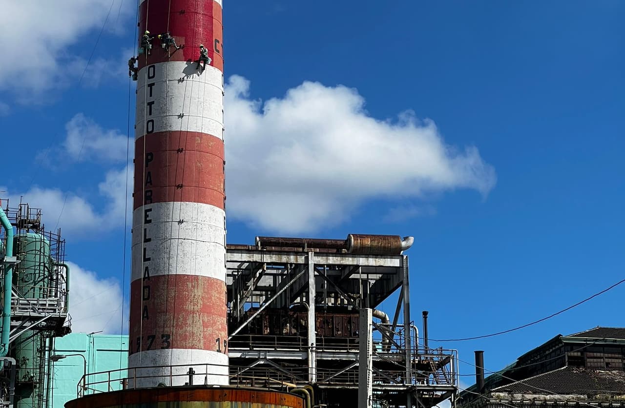 Trabajadores subiendo a una de las chimeneas de la Central Eléctrica Otto Parellada, conocida como Tallapiedra, que se volvió a poner en marcha en junio después de estar parada por mantenimiento durante dos años.