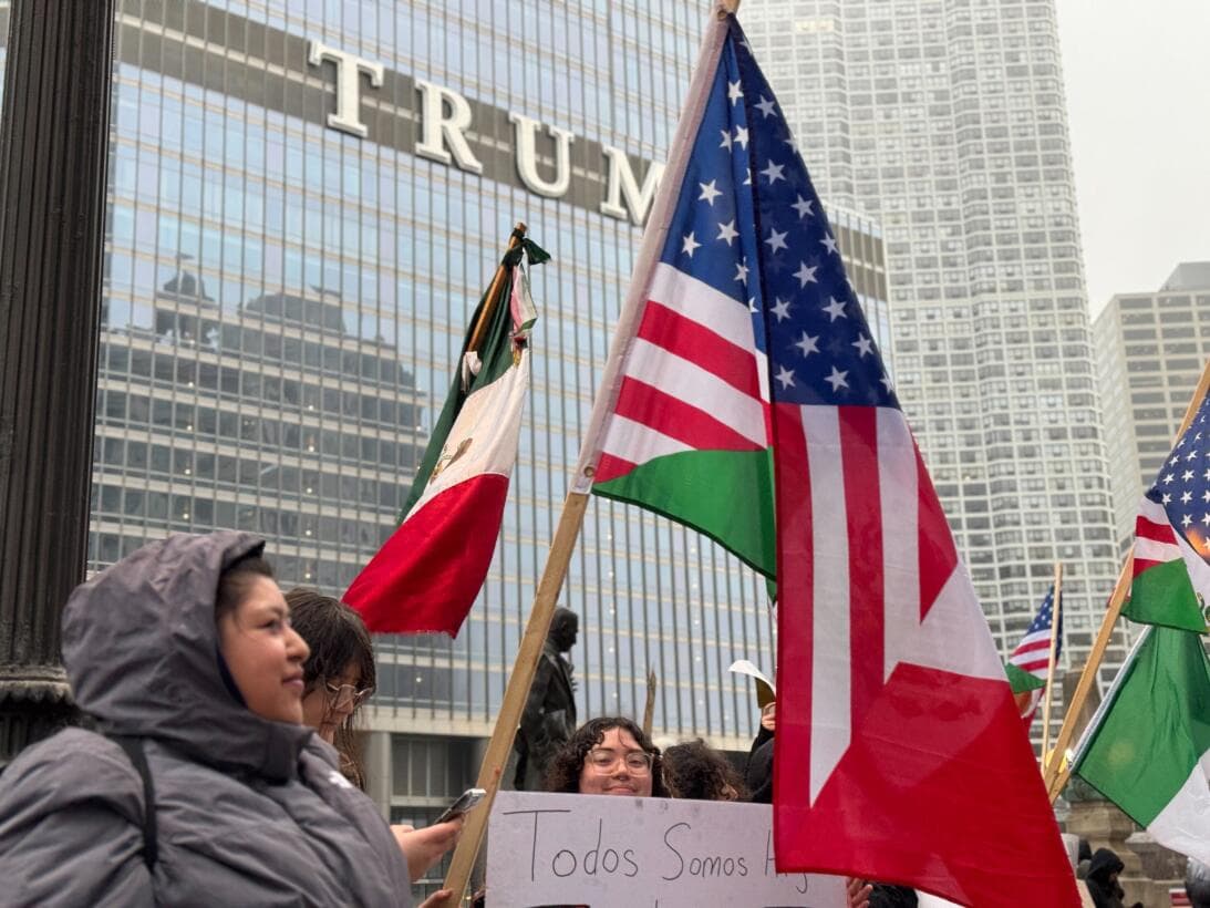 La
<a href="https://www.univision.com/local/chicago-wgbo/dia-inmigrantes-torre-trump-protesta-chicago-illinois-fotos">concentración se desarrolló sin contratiempo en el centro de Chicago</a>; pero en otras áreas, como en La Villita, negocios cerraron durante todo el día.