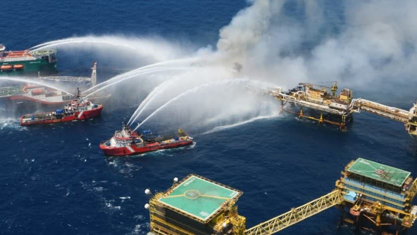Imagen aérea proporcionada por Petróleos Mexicanos (Pemex) del incendio registrado el 7 de julio de 2023 en la plataforma Nohoch-A, la cual forma parte del complejo Cantarell.